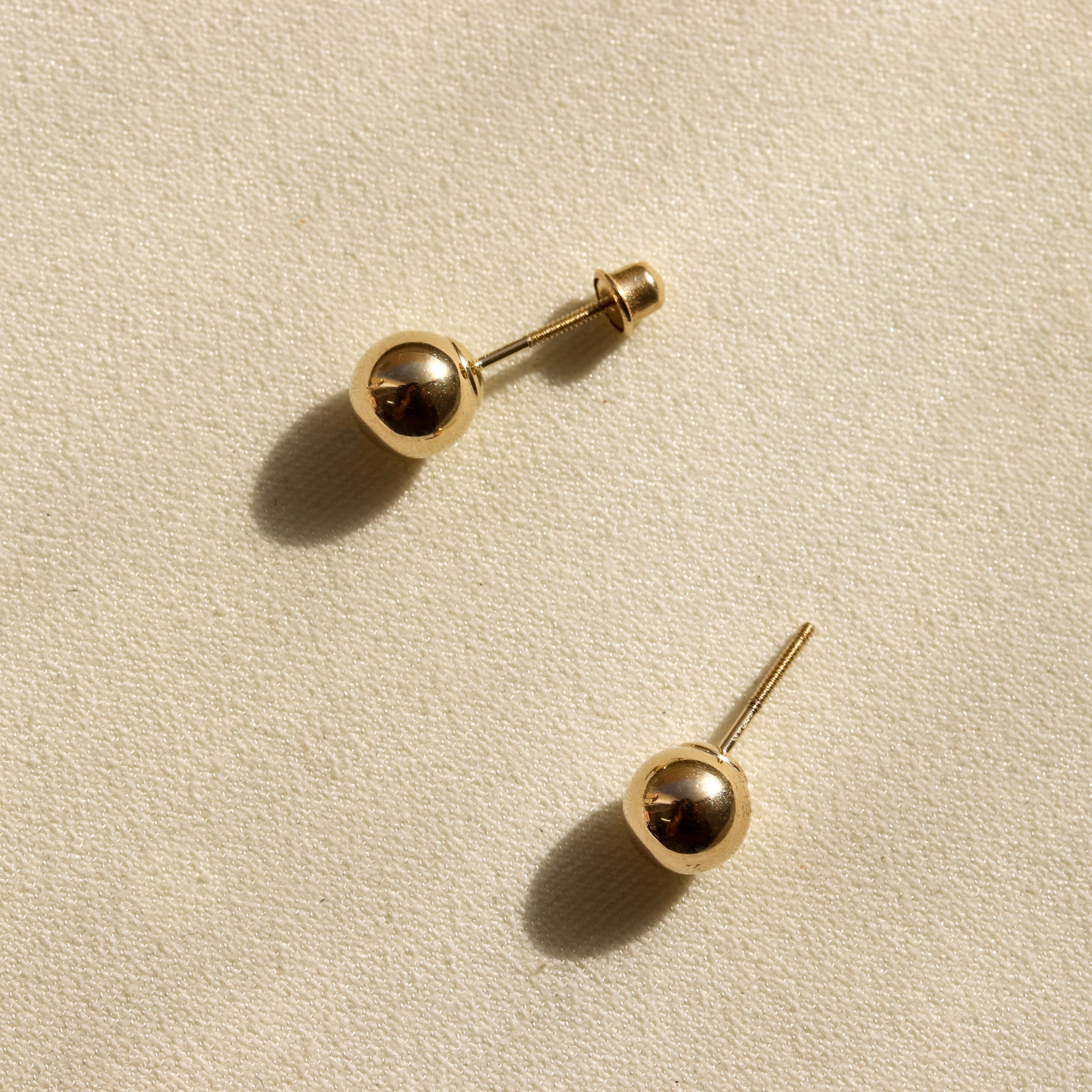 Ball Stud Earrings in Yellow Gold (8 mm)